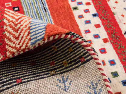 Handgeknüpfter Indo Loribaft Orientteppich von Khademi aus Wolle, cremeweiß, rot. Gestreiftes Nomaden-Design. Von Hand geknüpft in Indien. Größe: 88x60cm. Teppichnummer: KB4-1755. Verkauf durch Jupiter Intl.