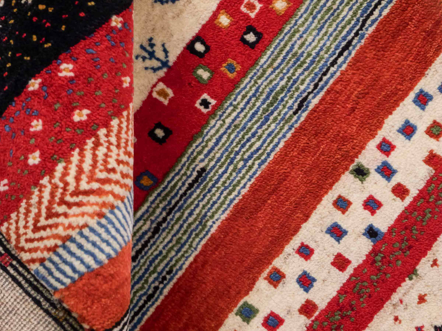 Handgeknüpfter Indo Loribaft Orientteppich von Khademi aus Wolle, cremeweiß, rot. Gestreiftes Nomaden-Design. Von Hand geknüpft in Indien. Größe: 88x60cm. Teppichnummer: KB4-1755. Verkauf durch Jupiter Intl.