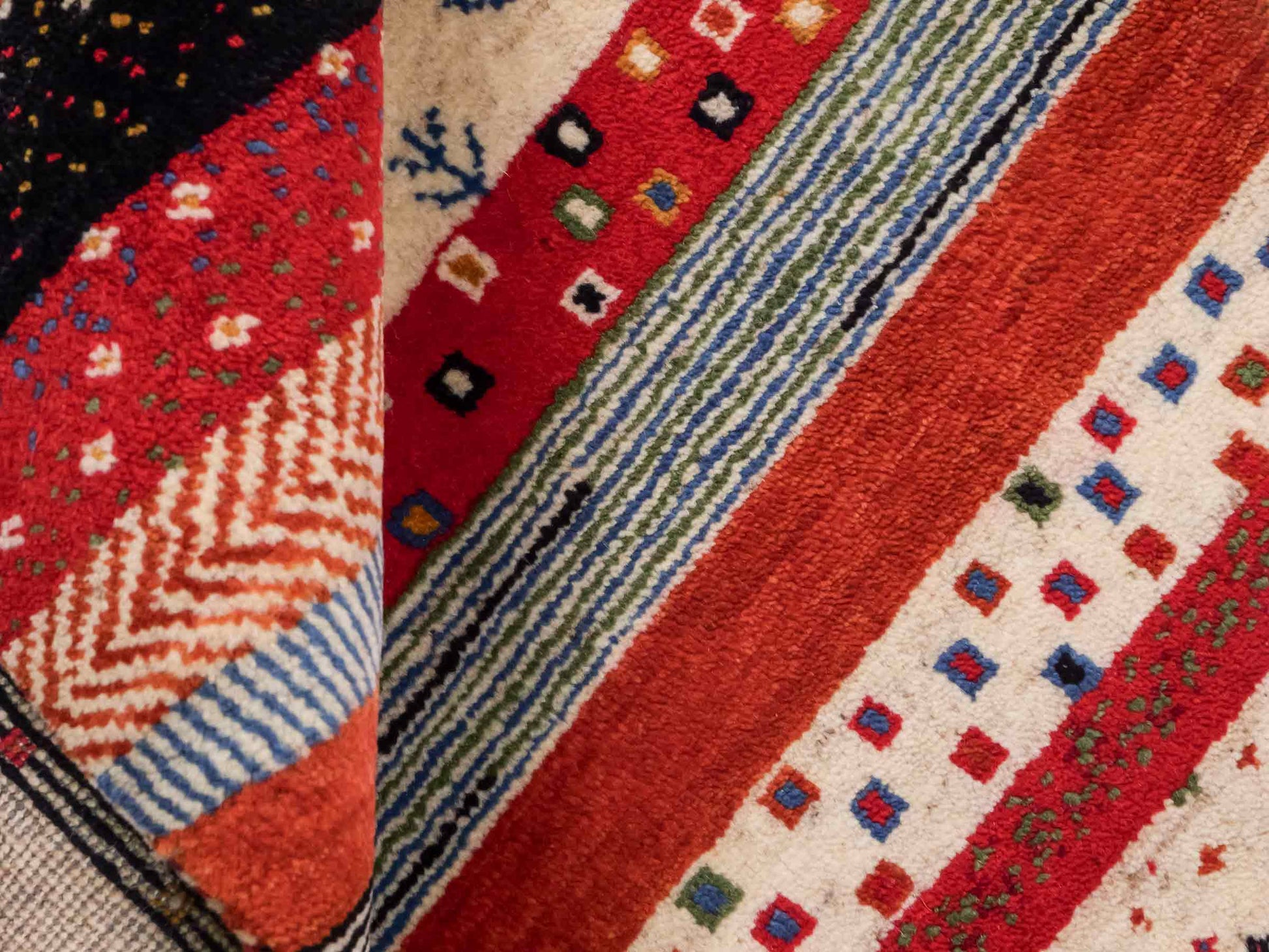 Handgeknüpfter Indo Loribaft Orientteppich von Khademi aus Wolle, cremeweiß, rot. Gestreiftes Nomaden-Design. Von Hand geknüpft in Indien. Größe: 88x60cm. Teppichnummer: KB4-1755. Verkauf durch Jupiter Intl.