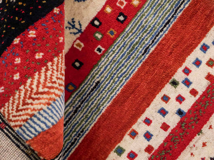 Handgeknüpfter Indo Loribaft Orientteppich von Khademi aus Wolle, cremeweiß, rot. Gestreiftes Nomaden-Design. Von Hand geknüpft in Indien. Größe: 88x60cm. Teppichnummer: KB4-1755. Verkauf durch Jupiter Intl.