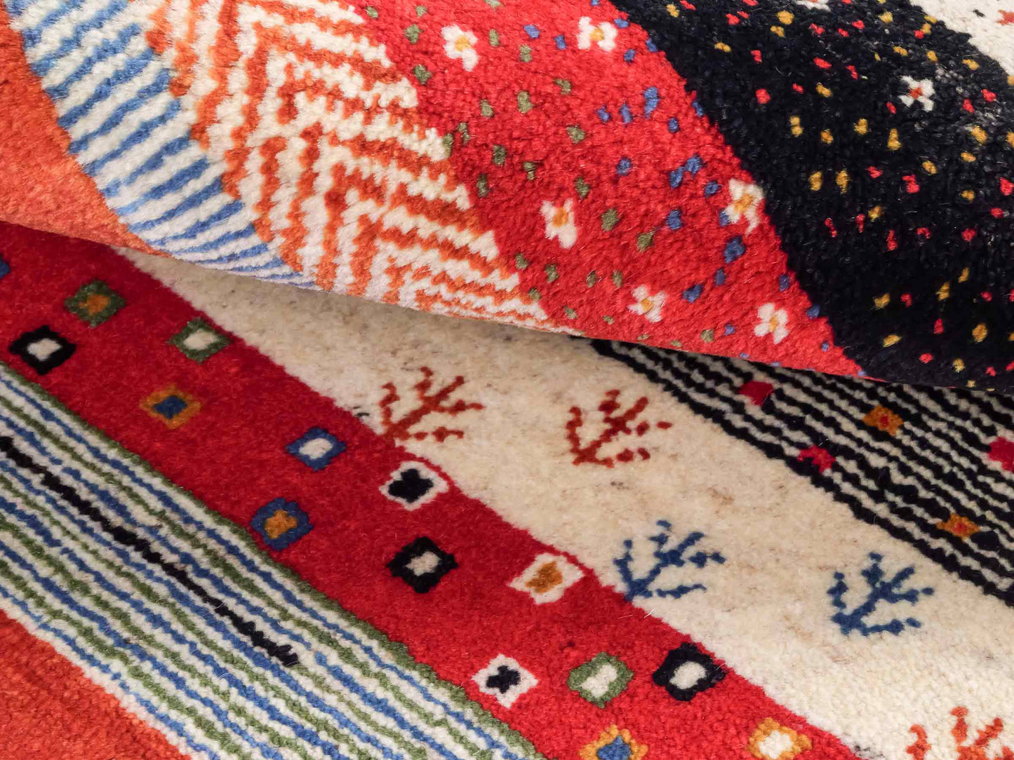 Handgeknüpfter Indo Loribaft Orientteppich von Khademi aus Wolle, cremeweiß, rot. Gestreiftes Nomaden-Design. Von Hand geknüpft in Indien. Größe: 88x60cm. Teppichnummer: KB4-1755. Verkauf durch Jupiter Intl.