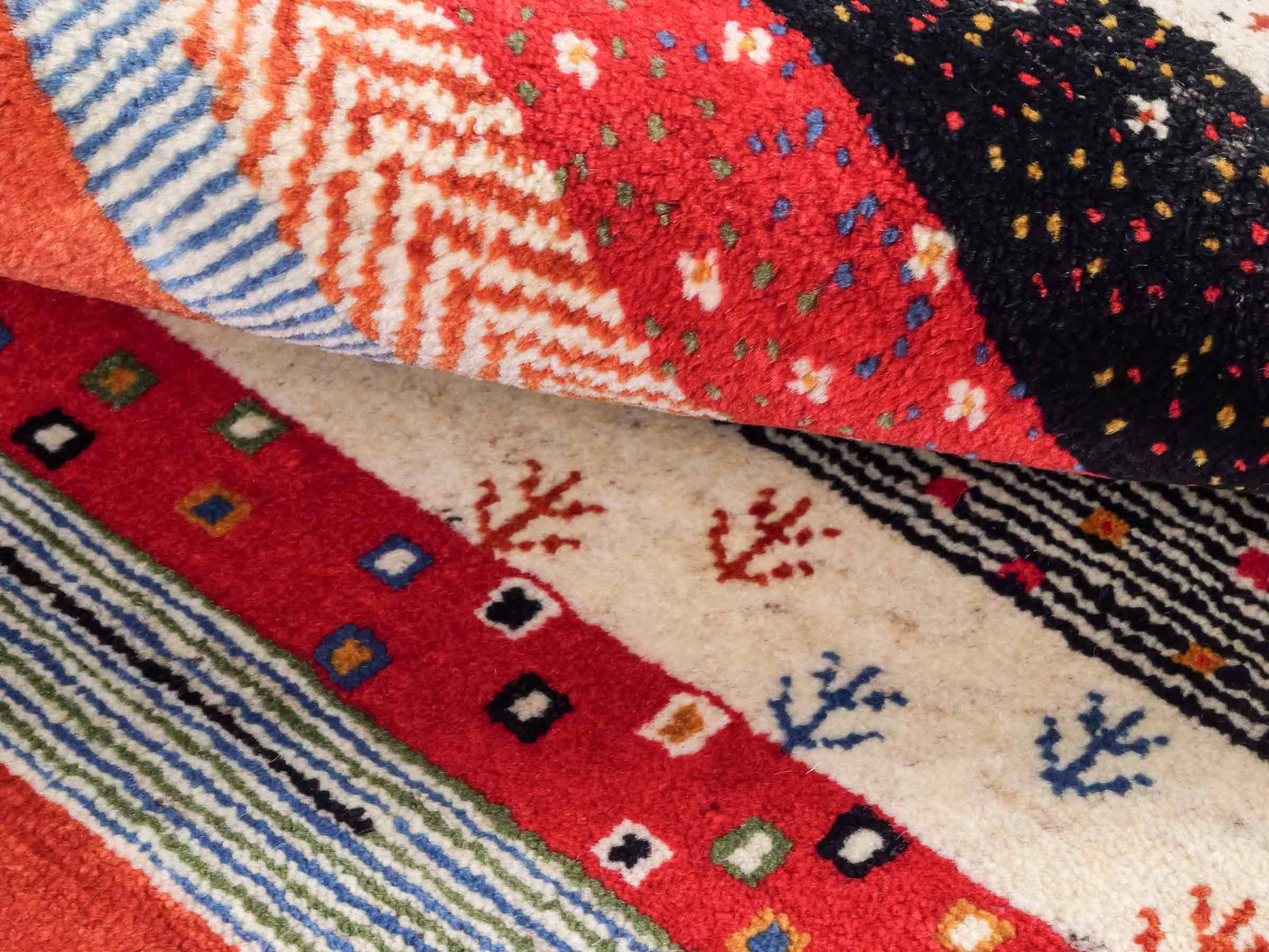 Handgeknüpfter Indo Loribaft Orientteppich von Khademi aus Wolle, cremeweiß, rot. Gestreiftes Nomaden-Design. Von Hand geknüpft in Indien. Größe: 88x60cm. Teppichnummer: KB4-1755. Verkauf durch Jupiter Intl.