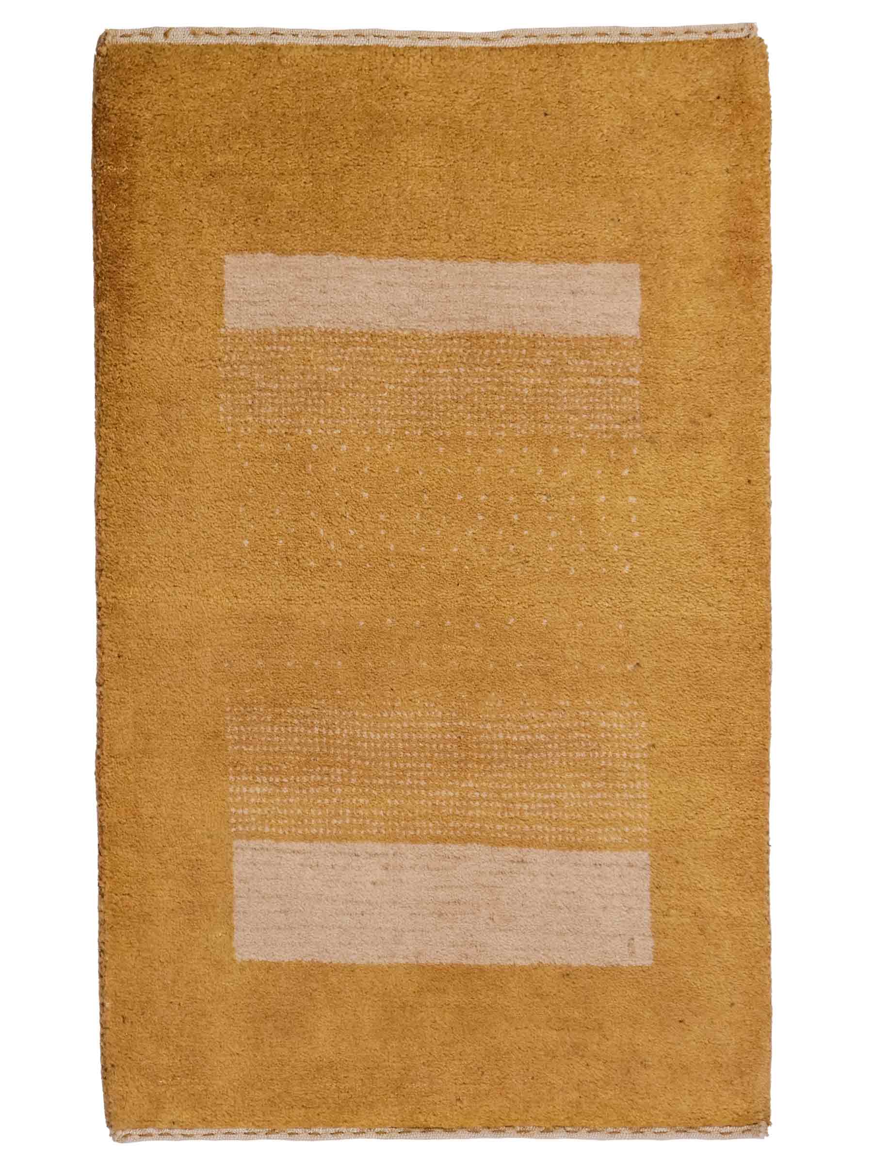 Handgeknüpfter Indo Loribaft Orientteppich von Khademi aus Wolle, gold. Geometrisches Nomaden-Design. Von Hand geknüpft in Indien. Größe: 88x61cm. Teppichnummer: KB4-1741. Verkauf durch Jupiter Intl.