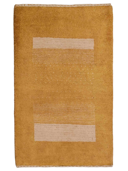 Handgeknüpfter Indo Loribaft Orientteppich von Khademi aus Wolle, gold. Geometrisches Nomaden-Design. Von Hand geknüpft in Indien. Größe: 88x61cm. Teppichnummer: KB4-1741. Verkauf durch Jupiter Intl.