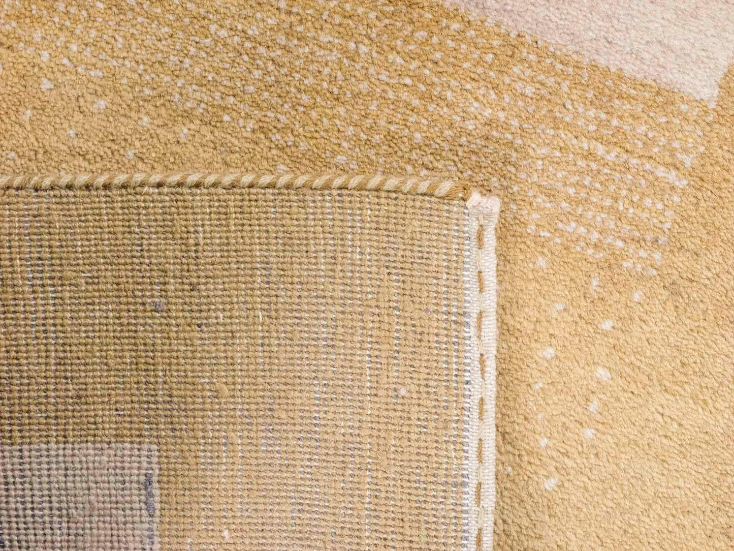 Handgeknüpfter Indo Loribaft Orientteppich von Khademi aus Wolle, gold. Geometrisches Nomaden-Design. Von Hand geknüpft in Indien. Größe: 88x61cm. Teppichnummer: KB4-1741. Verkauf durch Jupiter Intl.