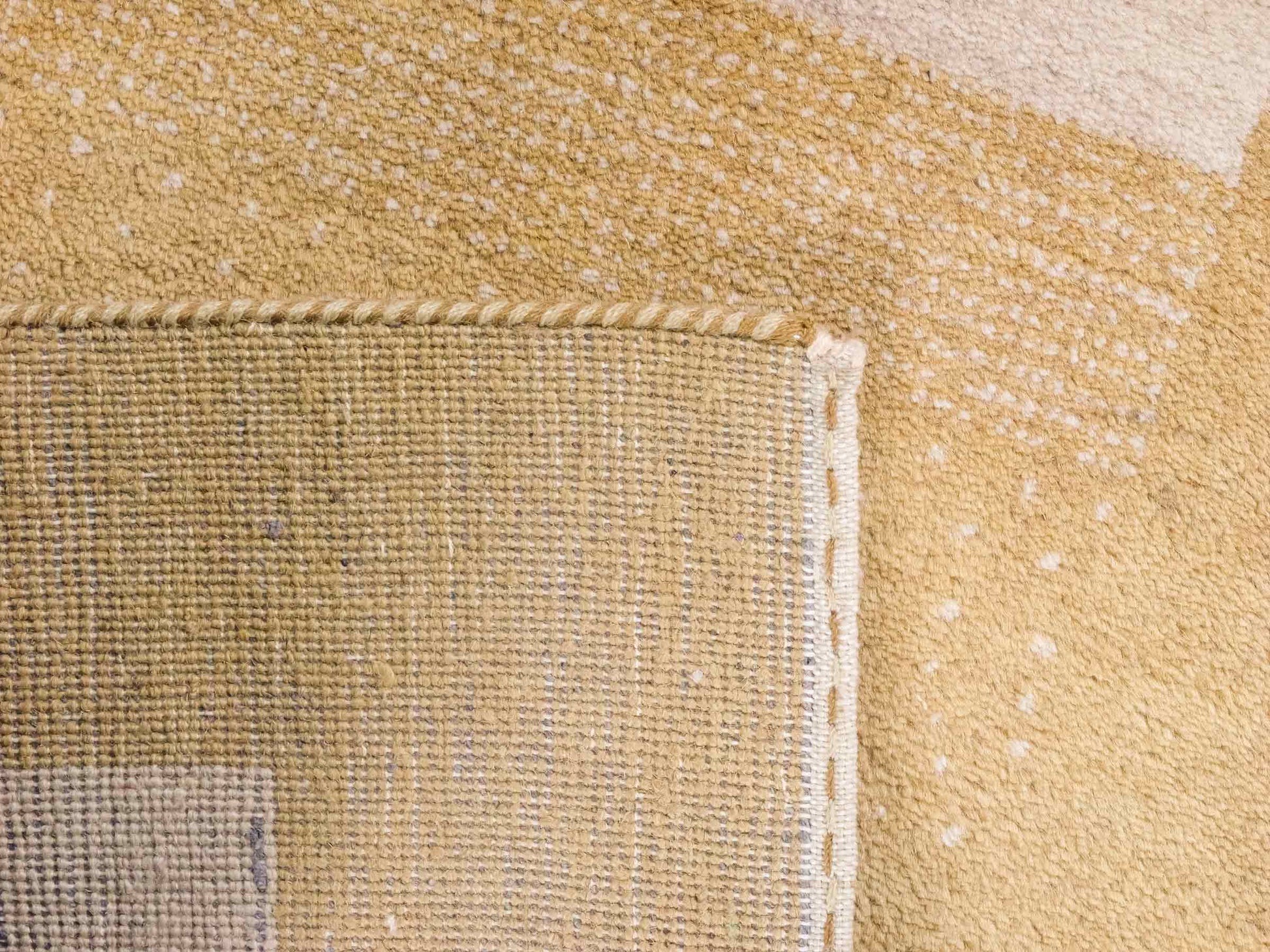 Handgeknüpfter Indo Loribaft Orientteppich von Khademi aus Wolle, gold. Geometrisches Nomaden-Design. Von Hand geknüpft in Indien. Größe: 88x61cm. Teppichnummer: KB4-1741. Verkauf durch Jupiter Intl.