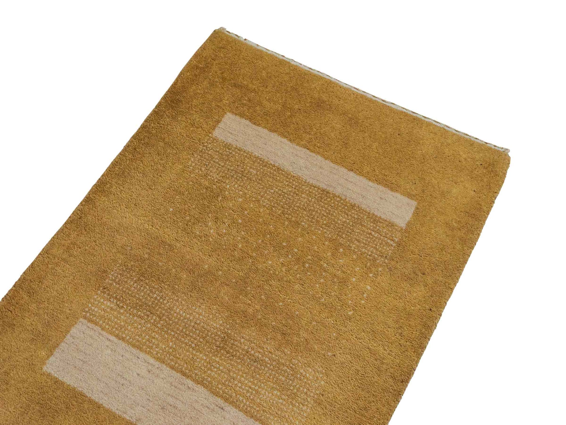 Handgeknüpfter Indo Loribaft Orientteppich von Khademi aus Wolle, gold. Geometrisches Nomaden-Design. Von Hand geknüpft in Indien. Größe: 88x61cm. Teppichnummer: KB4-1741. Verkauf durch Jupiter Intl.