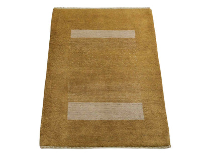 Handgeknüpfter Indo Loribaft Orientteppich von Khademi aus Wolle, gold. Geometrisches Nomaden-Design. Von Hand geknüpft in Indien. Größe: 88x61cm. Teppichnummer: KB4-1741. Verkauf durch Jupiter Intl.