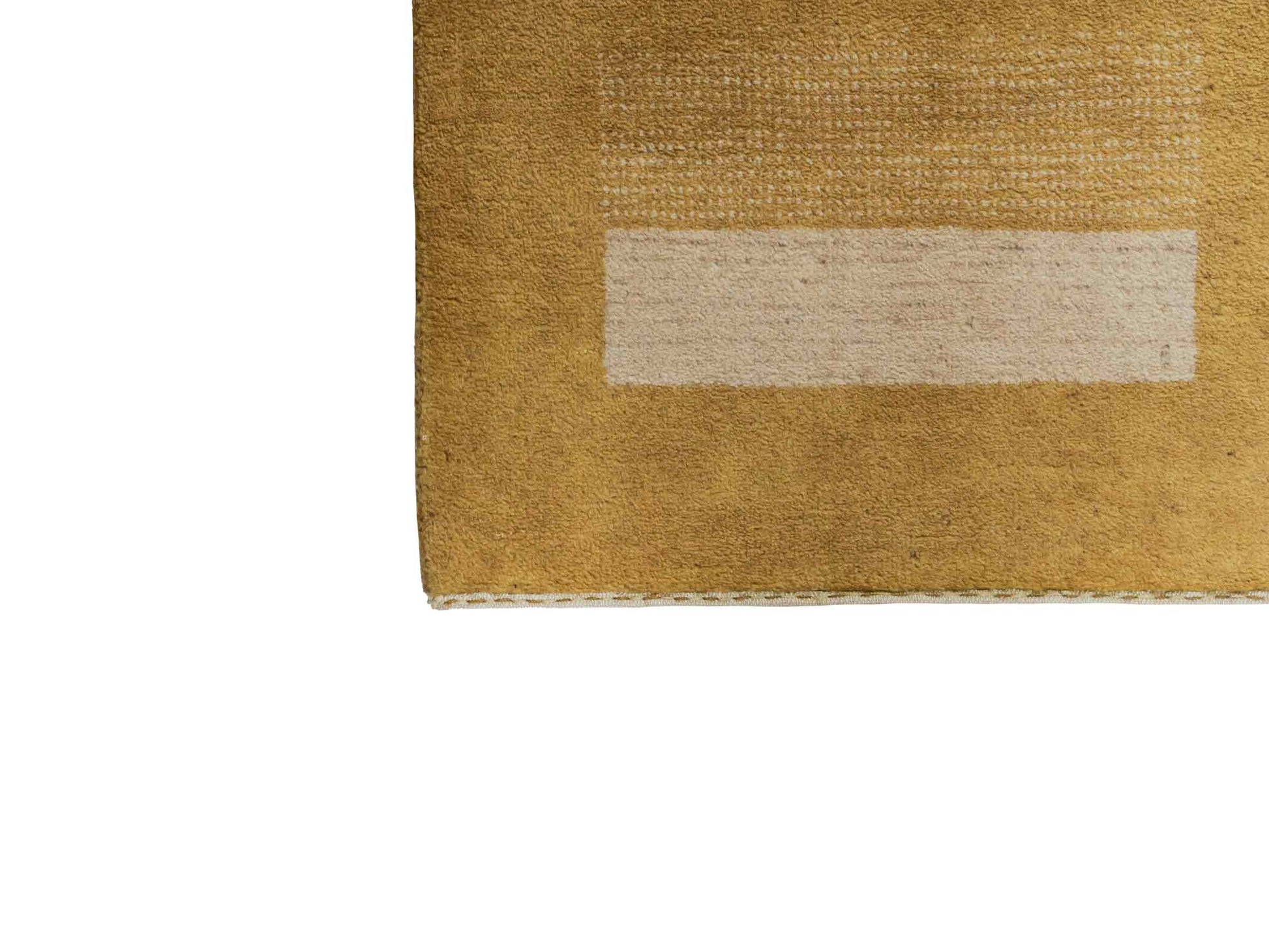 Handgeknüpfter Indo Loribaft Orientteppich von Khademi aus Wolle, gold. Geometrisches Nomaden-Design. Von Hand geknüpft in Indien. Größe: 88x61cm. Teppichnummer: KB4-1741. Verkauf durch Jupiter Intl.