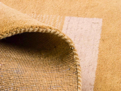 Handgeknüpfter Indo Loribaft Orientteppich von Khademi aus Wolle, gold. Geometrisches Nomaden-Design. Von Hand geknüpft in Indien. Größe: 88x61cm. Teppichnummer: KB4-1741. Verkauf durch Jupiter Intl.