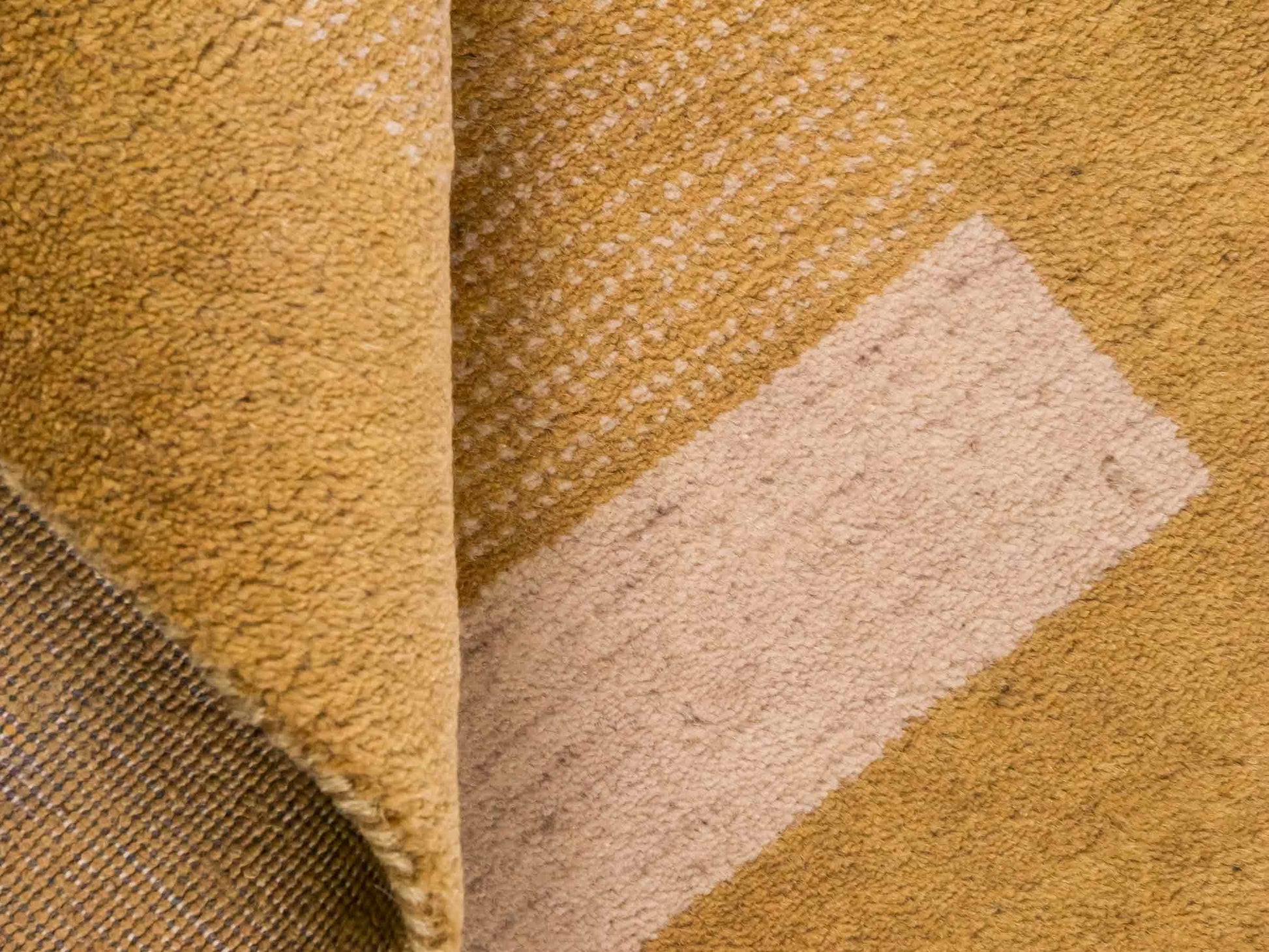 Handgeknüpfter Indo Loribaft Orientteppich von Khademi aus Wolle, gold. Geometrisches Nomaden-Design. Von Hand geknüpft in Indien. Größe: 88x61cm. Teppichnummer: KB4-1741. Verkauf durch Jupiter Intl.