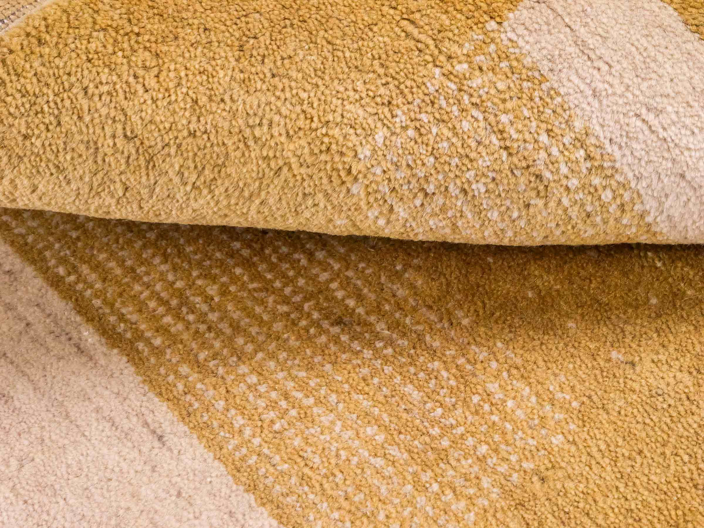 Handgeknüpfter Indo Loribaft Orientteppich von Khademi aus Wolle, gold. Geometrisches Nomaden-Design. Von Hand geknüpft in Indien. Größe: 88x61cm. Teppichnummer: KB4-1741. Verkauf durch Jupiter Intl.