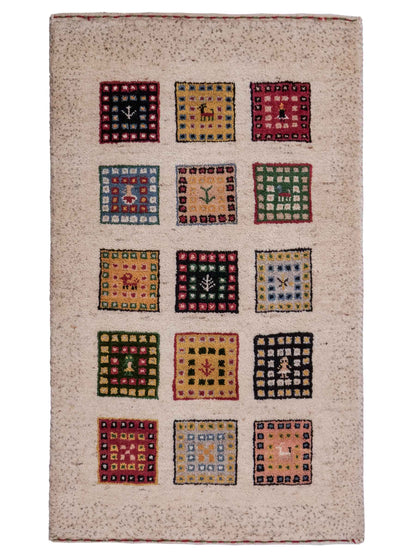 Handgeknüpfter Indo Loribaft Orientteppich von Khademi aus Wolle, cremeweiß, mehrfarbig. Geometrisches Nomaden-Feldmuster. Von Hand geknüpft in Indien. Größe: 89x59cm. Teppichnummer: KB4-1731. Verkauf durch Jupiter Intl.