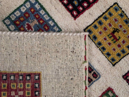 Handgeknüpfter Indo Loribaft Orientteppich von Khademi aus Wolle, cremeweiß, mehrfarbig. Geometrisches Nomaden-Feldmuster. Von Hand geknüpft in Indien. Größe: 89x59cm. Teppichnummer: KB4-1731. Verkauf durch Jupiter Intl.