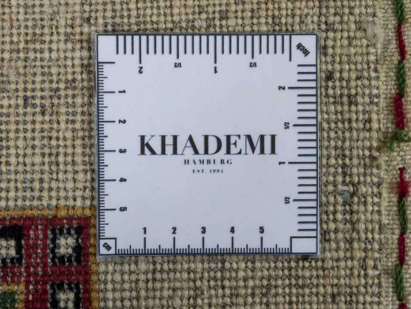 Handgeknüpfter Indo Loribaft Orientteppich von Khademi aus Wolle, cremeweiß, mehrfarbig. Geometrisches Nomaden-Feldmuster. Von Hand geknüpft in Indien. Größe: 89x59cm. Teppichnummer: KB4-1731. Verkauf durch Jupiter Intl.