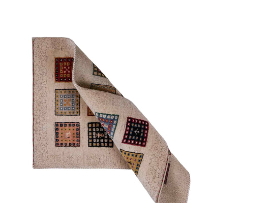 Handgeknüpfter Indo Loribaft Orientteppich von Khademi aus Wolle, cremeweiß, mehrfarbig. Geometrisches Nomaden-Feldmuster. Von Hand geknüpft in Indien. Größe: 89x59cm. Teppichnummer: KB4-1731. Verkauf durch Jupiter Intl.