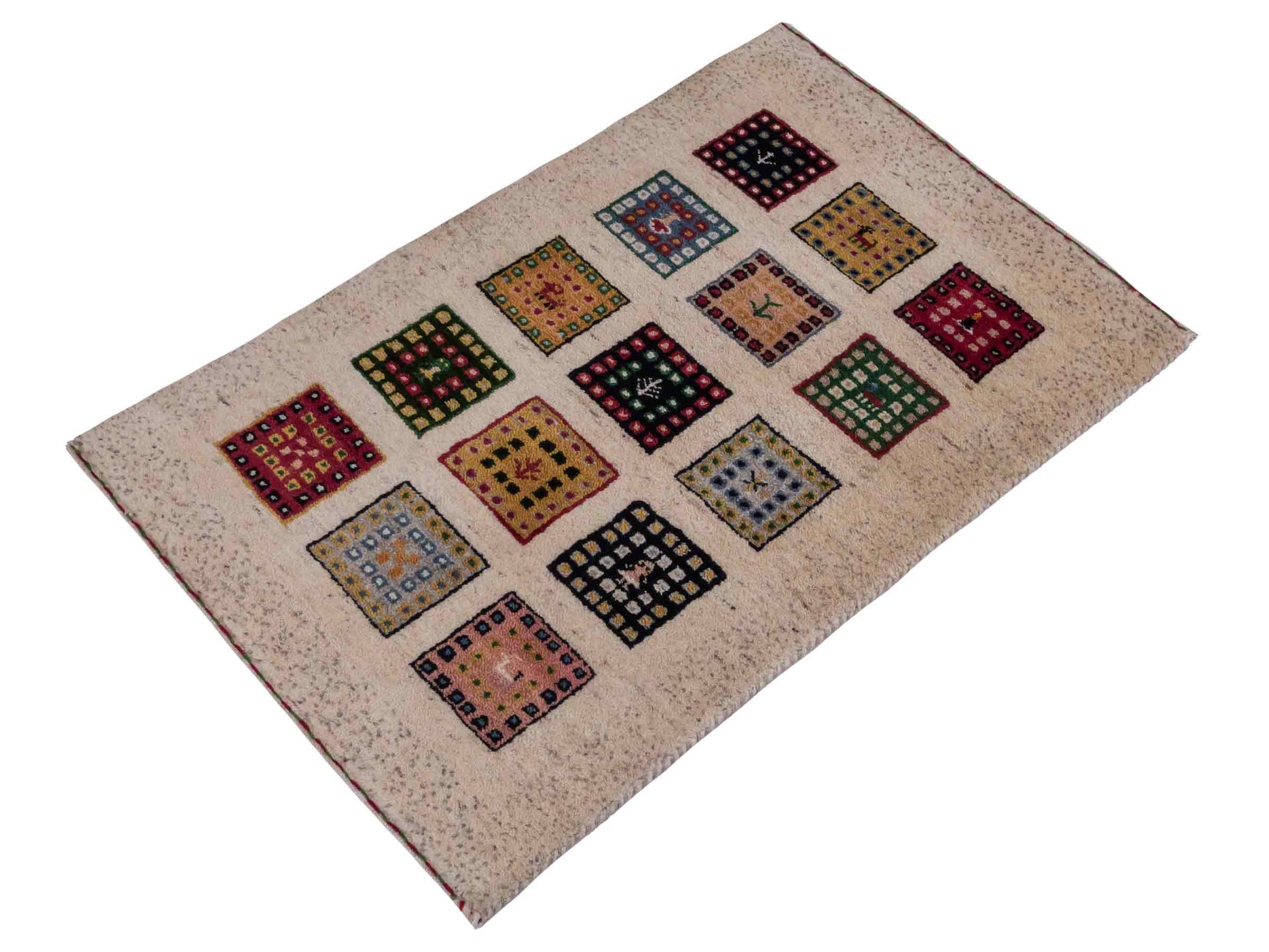 Handgeknüpfter Indo Loribaft Orientteppich von Khademi aus Wolle, cremeweiß, mehrfarbig. Geometrisches Nomaden-Feldmuster. Von Hand geknüpft in Indien. Größe: 89x59cm. Teppichnummer: KB4-1731. Verkauf durch Jupiter Intl.