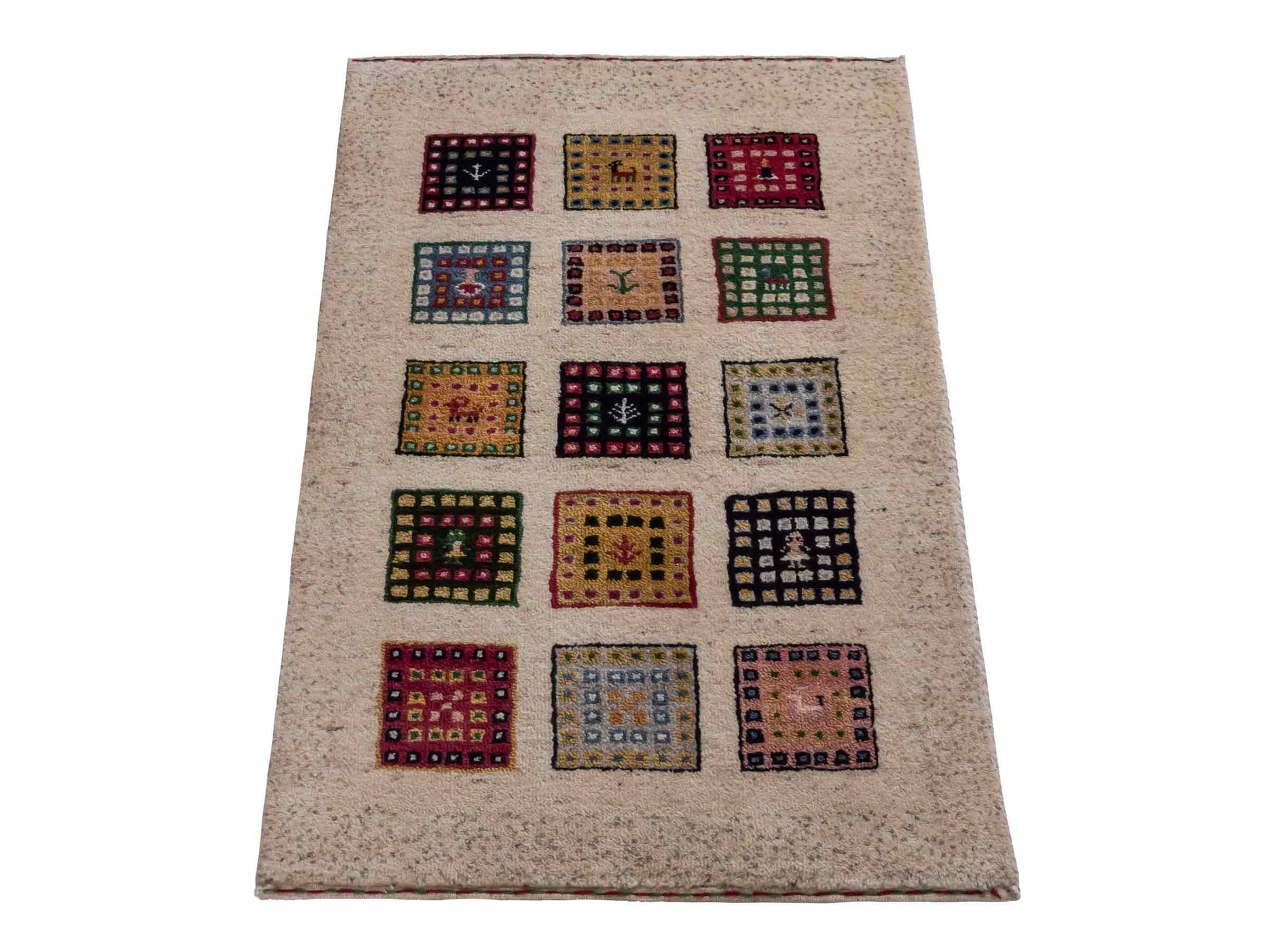 Handgeknüpfter Indo Loribaft Orientteppich von Khademi aus Wolle, cremeweiß, mehrfarbig. Geometrisches Nomaden-Feldmuster. Von Hand geknüpft in Indien. Größe: 89x59cm. Teppichnummer: KB4-1731. Verkauf durch Jupiter Intl.