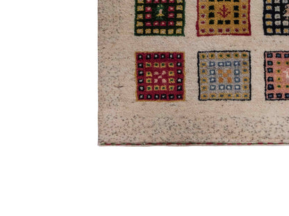 Handgeknüpfter Indo Loribaft Orientteppich von Khademi aus Wolle, cremeweiß, mehrfarbig. Geometrisches Nomaden-Feldmuster. Von Hand geknüpft in Indien. Größe: 89x59cm. Teppichnummer: KB4-1731. Verkauf durch Jupiter Intl.