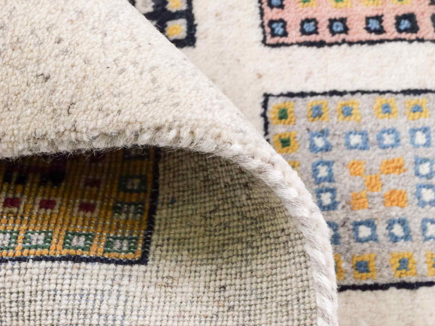 Handgeknüpfter Indo Loribaft Orientteppich von Khademi aus Wolle, cremeweiß, mehrfarbig. Geometrisches Nomaden-Feldmuster. Von Hand geknüpft in Indien. Größe: 89x59cm. Teppichnummer: KB4-1731. Verkauf durch Jupiter Intl.