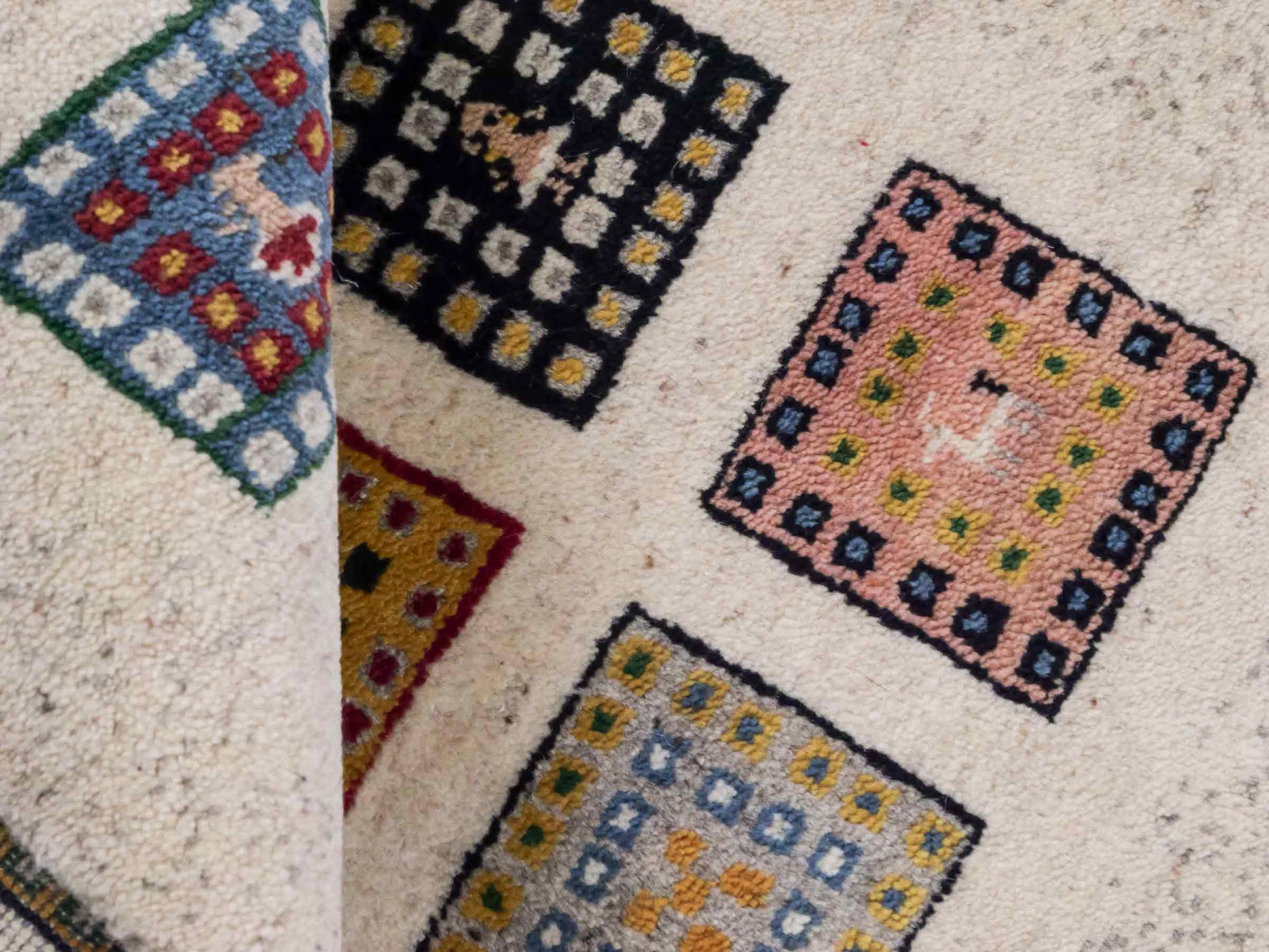 Handgeknüpfter Indo Loribaft Orientteppich von Khademi aus Wolle, cremeweiß, mehrfarbig. Geometrisches Nomaden-Feldmuster. Von Hand geknüpft in Indien. Größe: 89x59cm. Teppichnummer: KB4-1731. Verkauf durch Jupiter Intl.