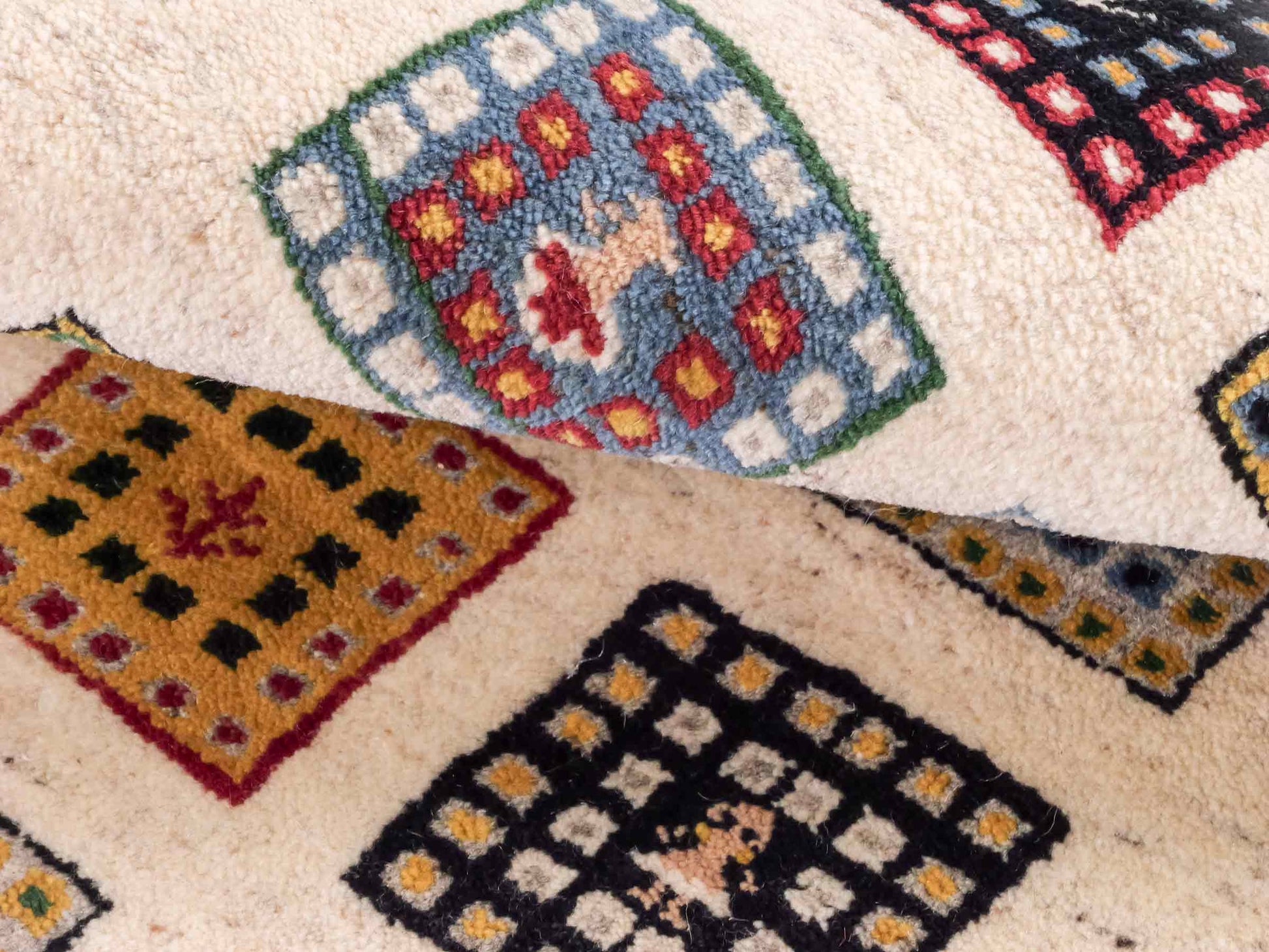 Handgeknüpfter Indo Loribaft Orientteppich von Khademi aus Wolle, cremeweiß, mehrfarbig. Geometrisches Nomaden-Feldmuster. Von Hand geknüpft in Indien. Größe: 89x59cm. Teppichnummer: KB4-1731. Verkauf durch Jupiter Intl.