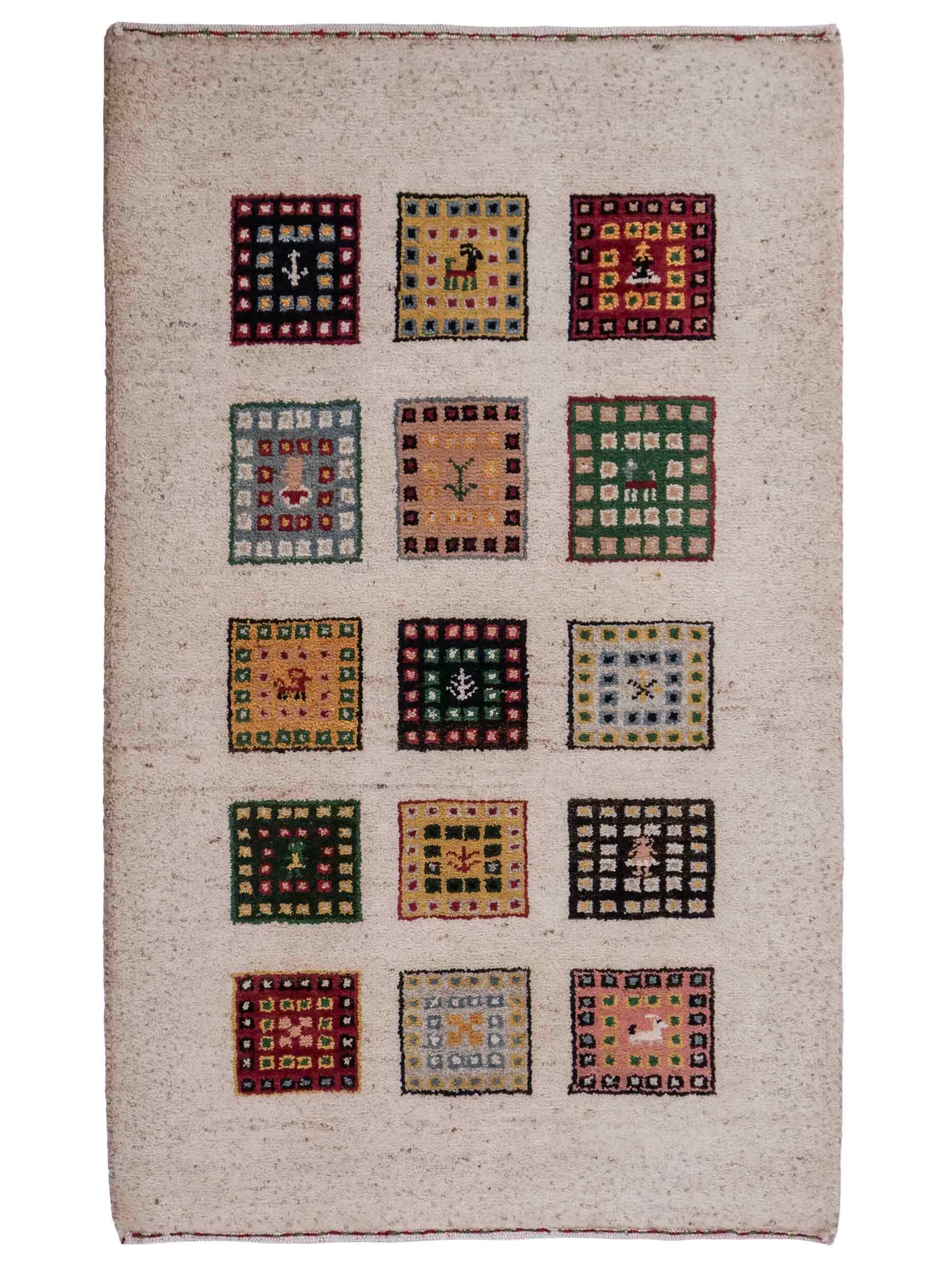 Handgeknüpfter Indo Loribaft Orientteppich von Khademi aus Wolle, cremeweiß, mehrfarbig. Geometrisches Nomaden-Feldmuster. Von Hand geknüpft in Indien. Größe: 89x60cm. Teppichnummer: KB4-1722. Verkauf durch Jupiter Intl.