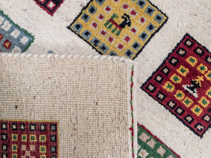 Handgeknüpfter Indo Loribaft Orientteppich von Khademi aus Wolle, cremeweiß, mehrfarbig. Geometrisches Nomaden-Feldmuster. Von Hand geknüpft in Indien. Größe: 89x60cm. Teppichnummer: KB4-1722. Verkauf durch Jupiter Intl.