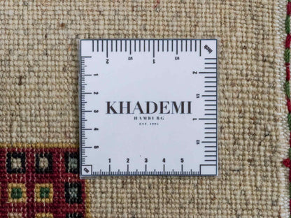 Handgeknüpfter Indo Loribaft Orientteppich von Khademi aus Wolle, cremeweiß, mehrfarbig. Geometrisches Nomaden-Feldmuster. Von Hand geknüpft in Indien. Größe: 89x60cm. Teppichnummer: KB4-1722. Verkauf durch Jupiter Intl.