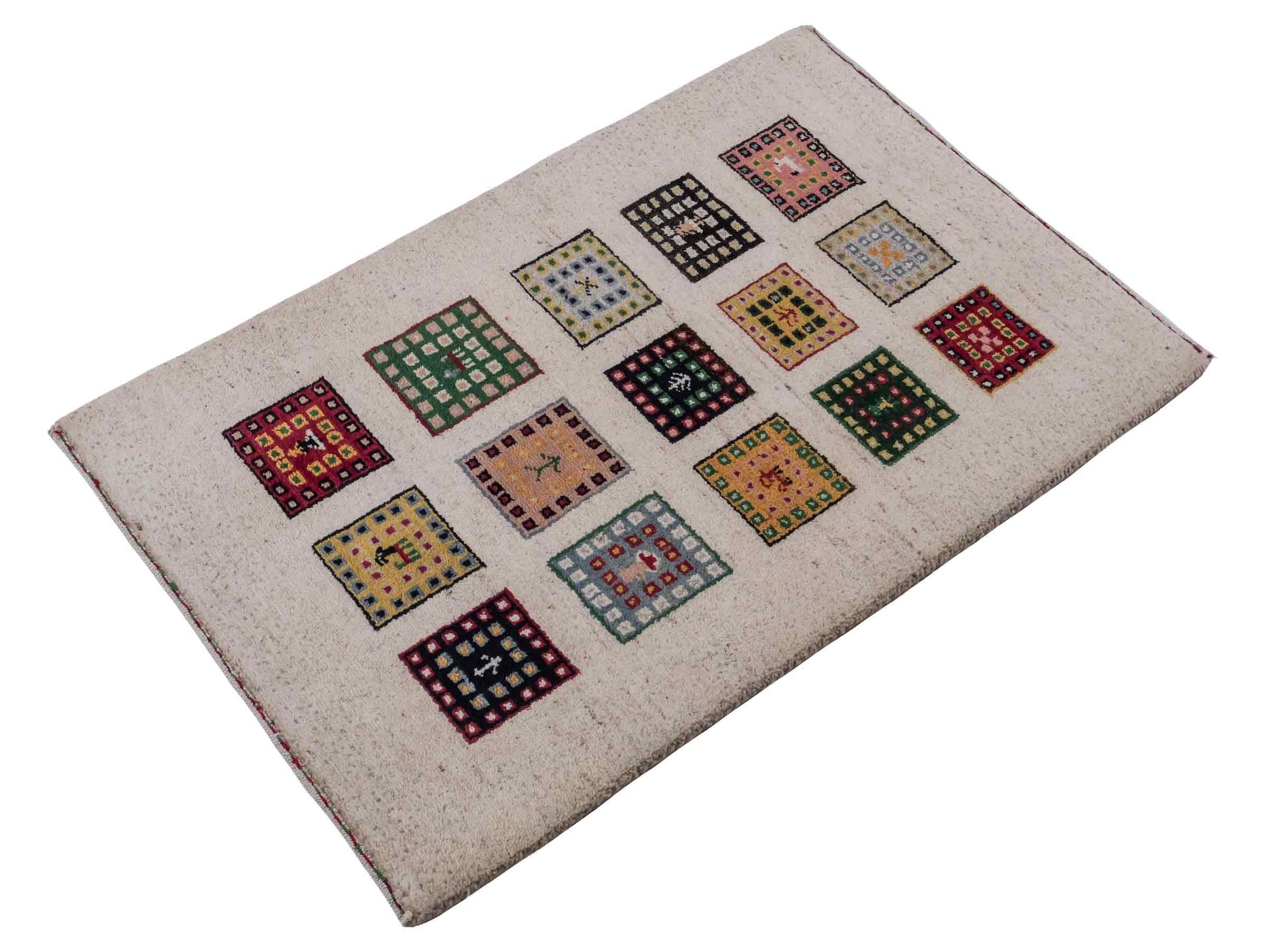 Handgeknüpfter Indo Loribaft Orientteppich von Khademi aus Wolle, cremeweiß, mehrfarbig. Geometrisches Nomaden-Feldmuster. Von Hand geknüpft in Indien. Größe: 89x60cm. Teppichnummer: KB4-1722. Verkauf durch Jupiter Intl.