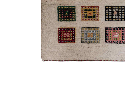 Handgeknüpfter Indo Loribaft Orientteppich von Khademi aus Wolle, cremeweiß, mehrfarbig. Geometrisches Nomaden-Feldmuster. Von Hand geknüpft in Indien. Größe: 89x60cm. Teppichnummer: KB4-1722. Verkauf durch Jupiter Intl.