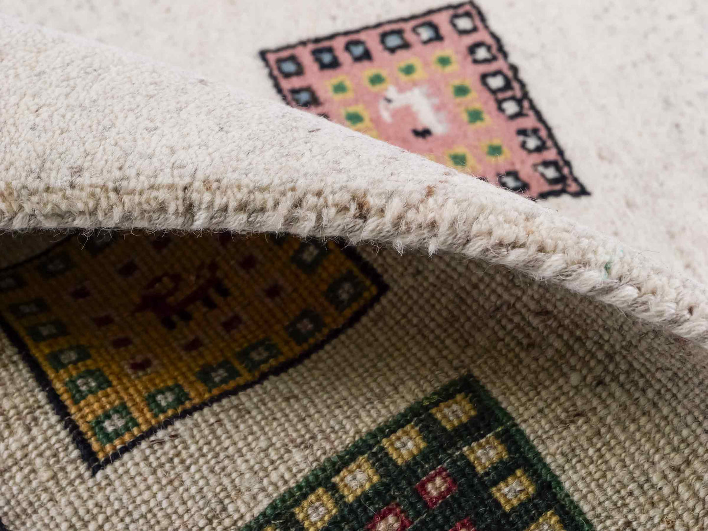 Handgeknüpfter Indo Loribaft Orientteppich von Khademi aus Wolle, cremeweiß, mehrfarbig. Geometrisches Nomaden-Feldmuster. Von Hand geknüpft in Indien. Größe: 89x60cm. Teppichnummer: KB4-1722. Verkauf durch Jupiter Intl.