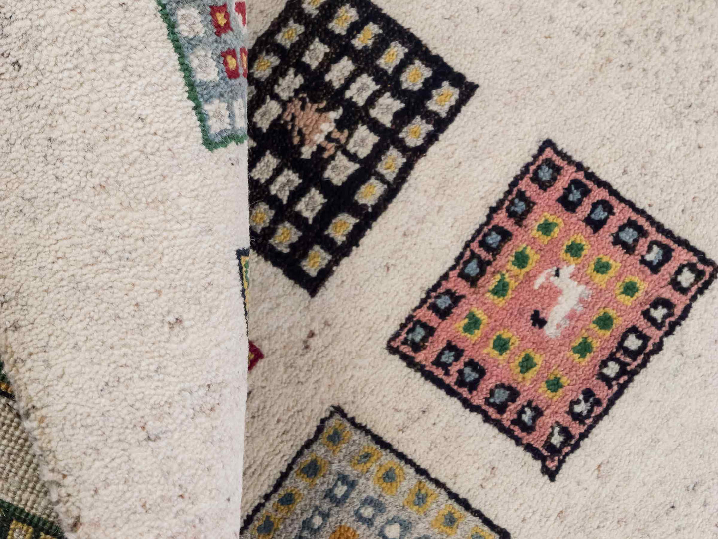 Handgeknüpfter Indo Loribaft Orientteppich von Khademi aus Wolle, cremeweiß, mehrfarbig. Geometrisches Nomaden-Feldmuster. Von Hand geknüpft in Indien. Größe: 89x60cm. Teppichnummer: KB4-1722. Verkauf durch Jupiter Intl.