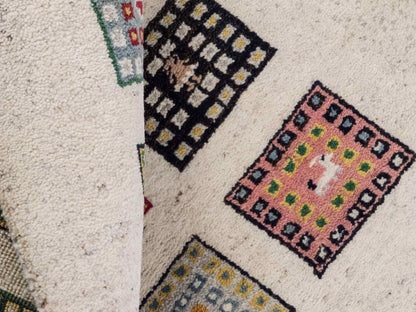 Handgeknüpfter Indo Loribaft Orientteppich von Khademi aus Wolle, cremeweiß, mehrfarbig. Geometrisches Nomaden-Feldmuster. Von Hand geknüpft in Indien. Größe: 89x60cm. Teppichnummer: KB4-1722. Verkauf durch Jupiter Intl.