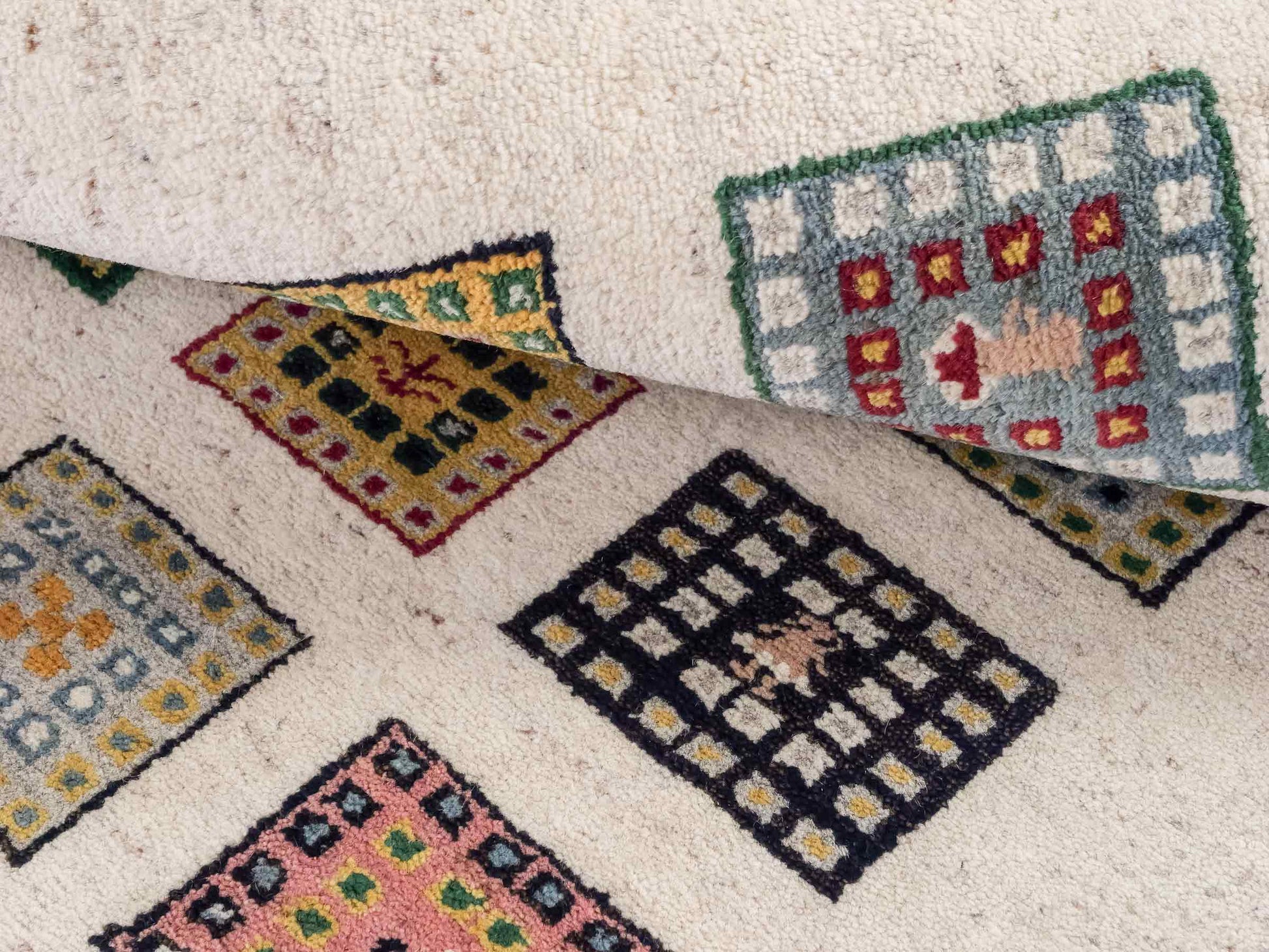 Handgeknüpfter Indo Loribaft Orientteppich von Khademi aus Wolle, cremeweiß, mehrfarbig. Geometrisches Nomaden-Feldmuster. Von Hand geknüpft in Indien. Größe: 89x60cm. Teppichnummer: KB4-1722. Verkauf durch Jupiter Intl.