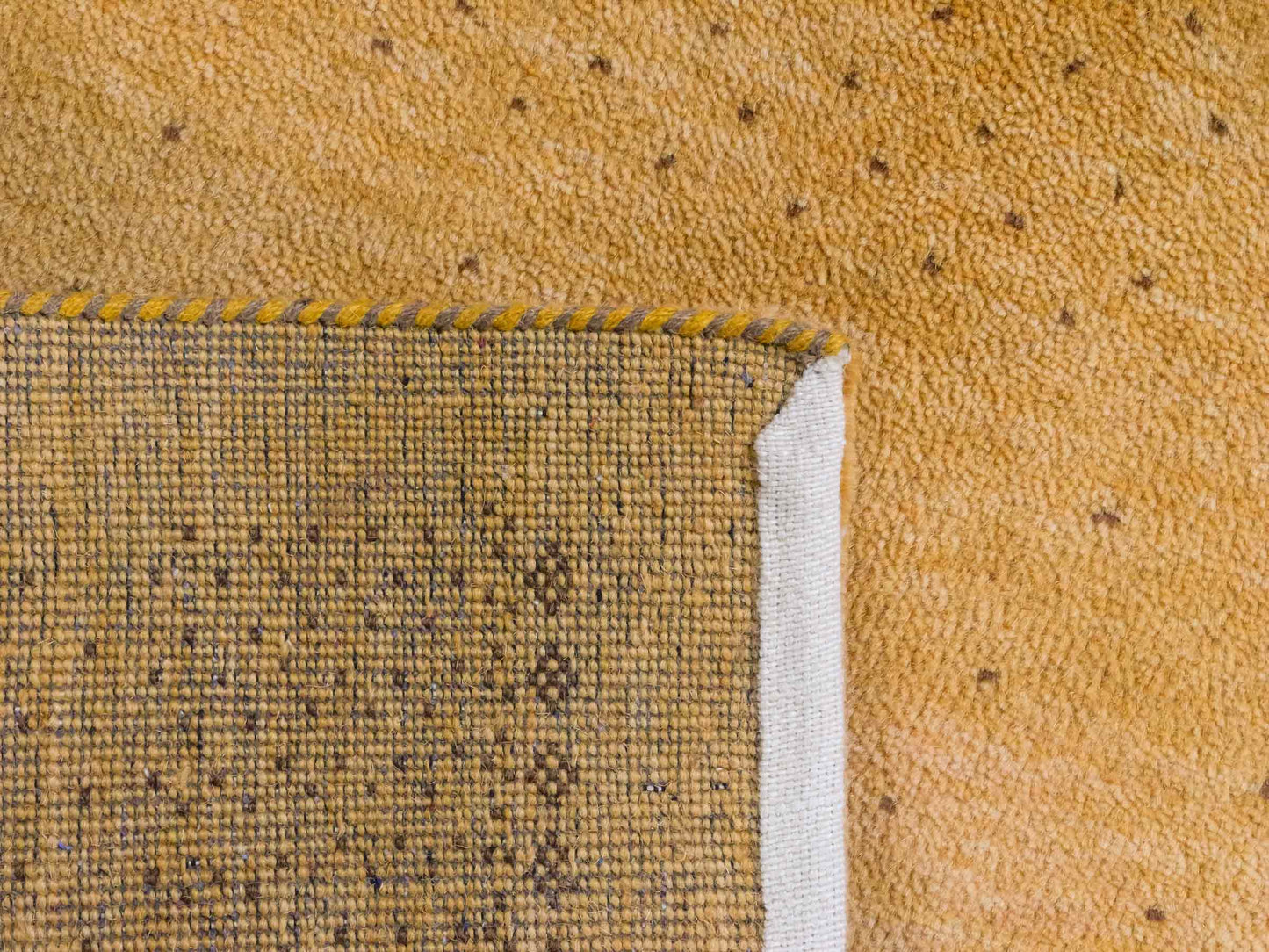 Handgeknüpfter Indo Loribaft Orientteppich von Khademi aus Wolle, gold. Geometrisches Nomaden-Design. Von Hand geknüpft in Indien. Größe: 90x57cm. Teppichnummer: KB4-1752. Verkauf durch Jupiter Intl.