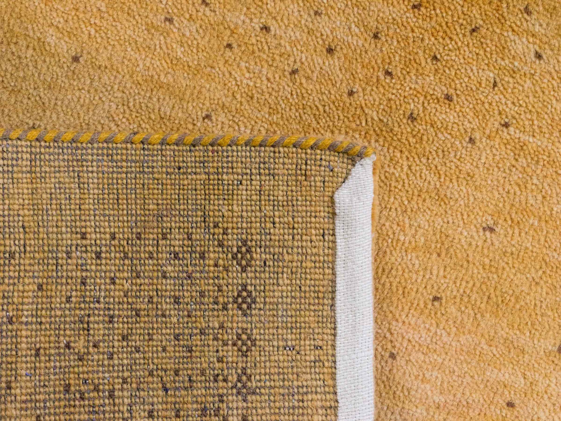 Handgeknüpfter Indo Loribaft Orientteppich von Khademi aus Wolle, gold. Geometrisches Nomaden-Design. Von Hand geknüpft in Indien. Größe: 90x57cm. Teppichnummer: KB4-1752. Verkauf durch Jupiter Intl.