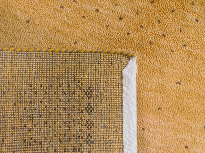 Handgeknüpfter Indo Loribaft Orientteppich von Khademi aus Wolle, gold. Geometrisches Nomaden-Design. Von Hand geknüpft in Indien. Größe: 90x57cm. Teppichnummer: KB4-1752. Verkauf durch Jupiter Intl.