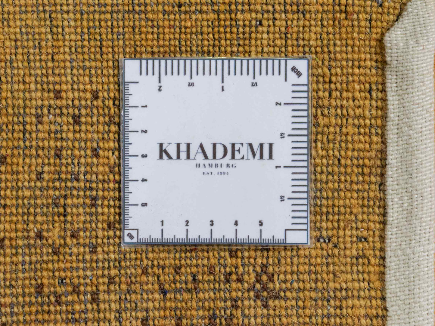 Handgeknüpfter Indo Loribaft Orientteppich von Khademi aus Wolle, gold. Geometrisches Nomaden-Design. Von Hand geknüpft in Indien. Größe: 90x57cm. Teppichnummer: KB4-1752. Verkauf durch Jupiter Intl.