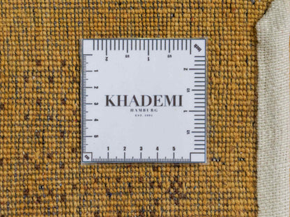 Handgeknüpfter Indo Loribaft Orientteppich von Khademi aus Wolle, gold. Geometrisches Nomaden-Design. Von Hand geknüpft in Indien. Größe: 90x57cm. Teppichnummer: KB4-1752. Verkauf durch Jupiter Intl.