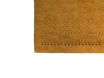 Handgeknüpfter Indo Loribaft Orientteppich von Khademi aus Wolle, gold. Geometrisches Nomaden-Design. Von Hand geknüpft in Indien. Größe: 90x57cm. Teppichnummer: KB4-1752. Verkauf durch Jupiter Intl.