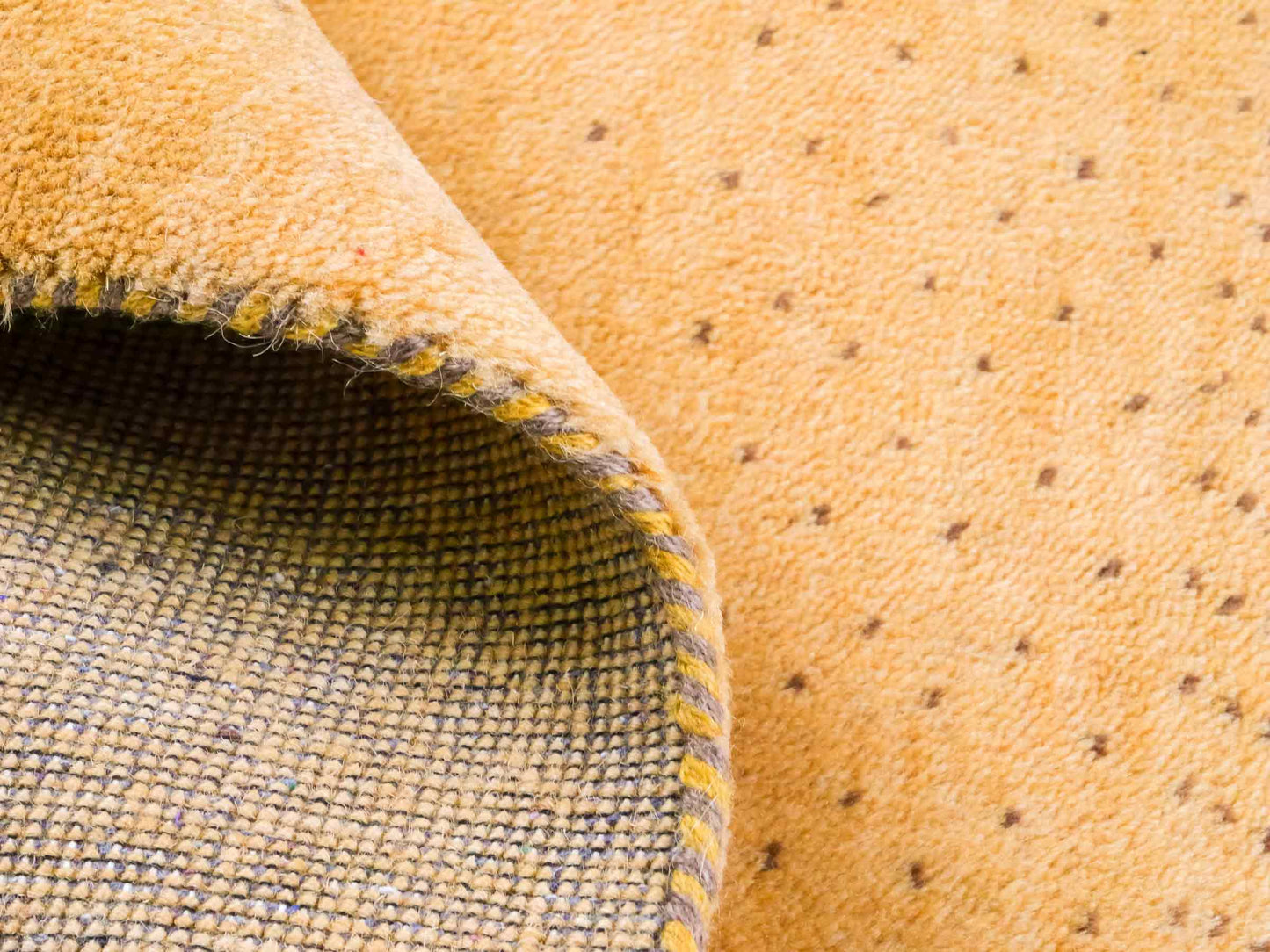 Handgeknüpfter Indo Loribaft Orientteppich von Khademi aus Wolle, gold. Geometrisches Nomaden-Design. Von Hand geknüpft in Indien. Größe: 90x57cm. Teppichnummer: KB4-1752. Verkauf durch Jupiter Intl.