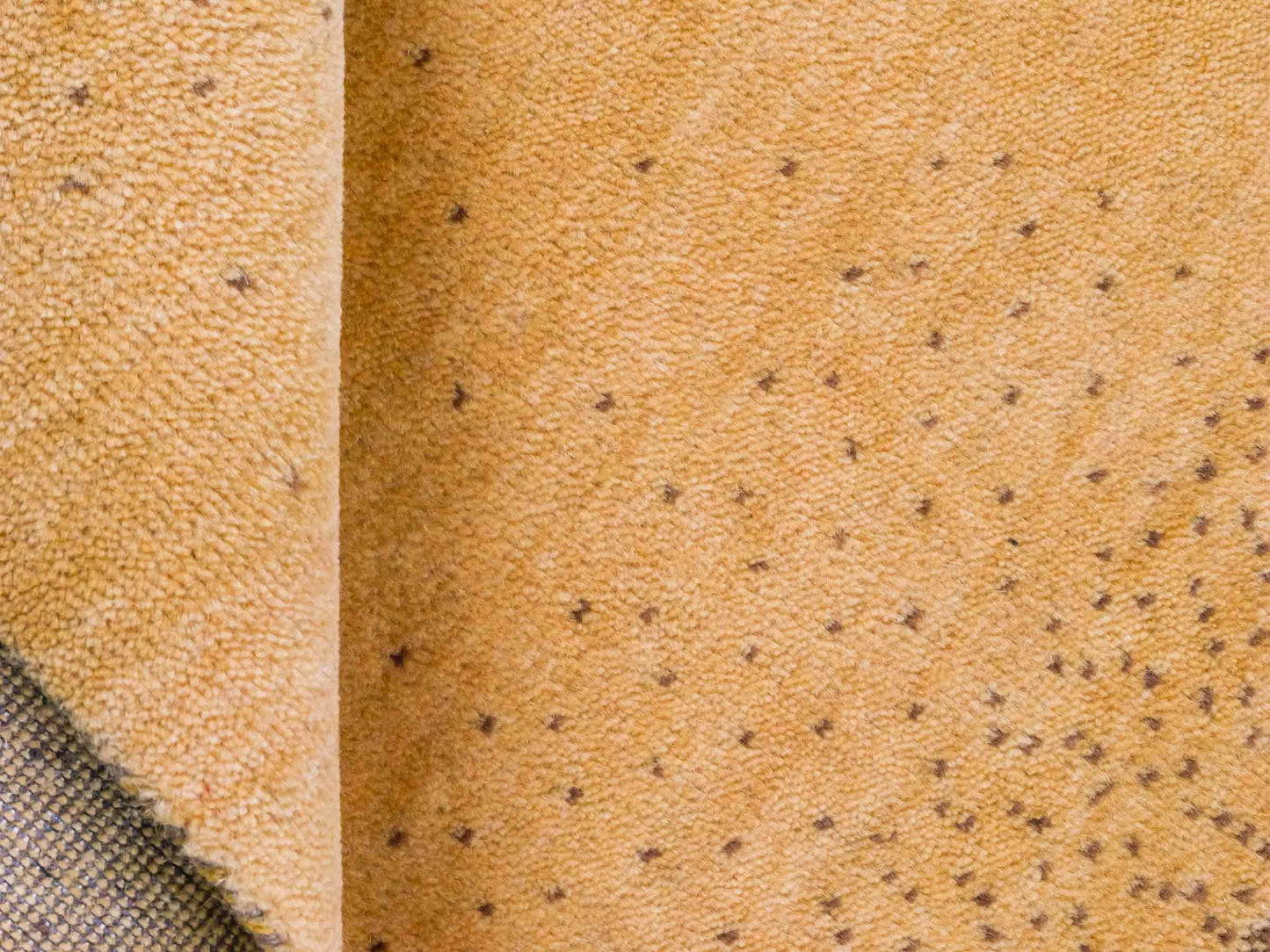 Handgeknüpfter Indo Loribaft Orientteppich von Khademi aus Wolle, gold. Geometrisches Nomaden-Design. Von Hand geknüpft in Indien. Größe: 90x57cm. Teppichnummer: KB4-1752. Verkauf durch Jupiter Intl.