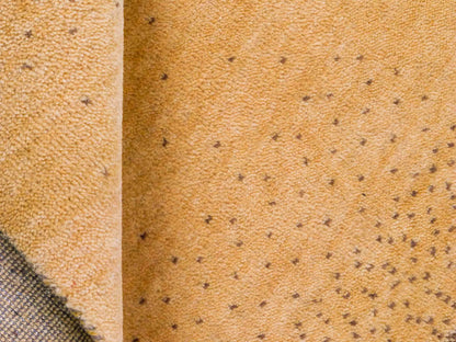 Handgeknüpfter Indo Loribaft Orientteppich von Khademi aus Wolle, gold. Geometrisches Nomaden-Design. Von Hand geknüpft in Indien. Größe: 90x57cm. Teppichnummer: KB4-1752. Verkauf durch Jupiter Intl.