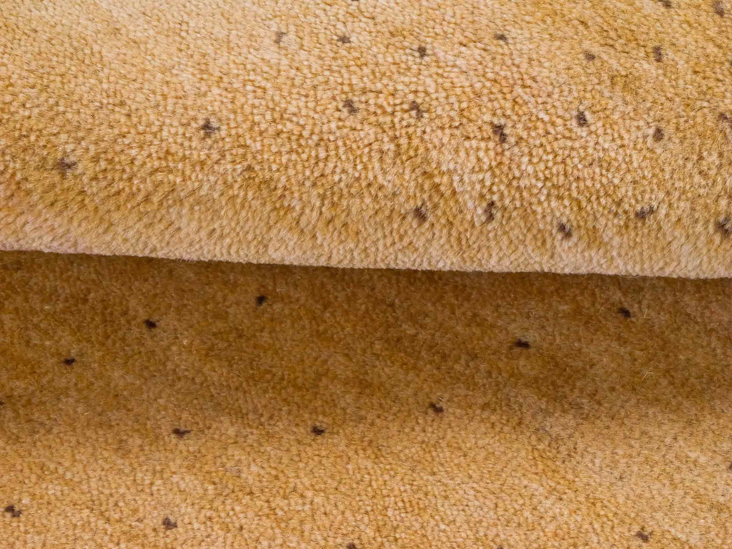 Handgeknüpfter Indo Loribaft Orientteppich von Khademi aus Wolle, gold. Geometrisches Nomaden-Design. Von Hand geknüpft in Indien. Größe: 90x57cm. Teppichnummer: KB4-1752. Verkauf durch Jupiter Intl.