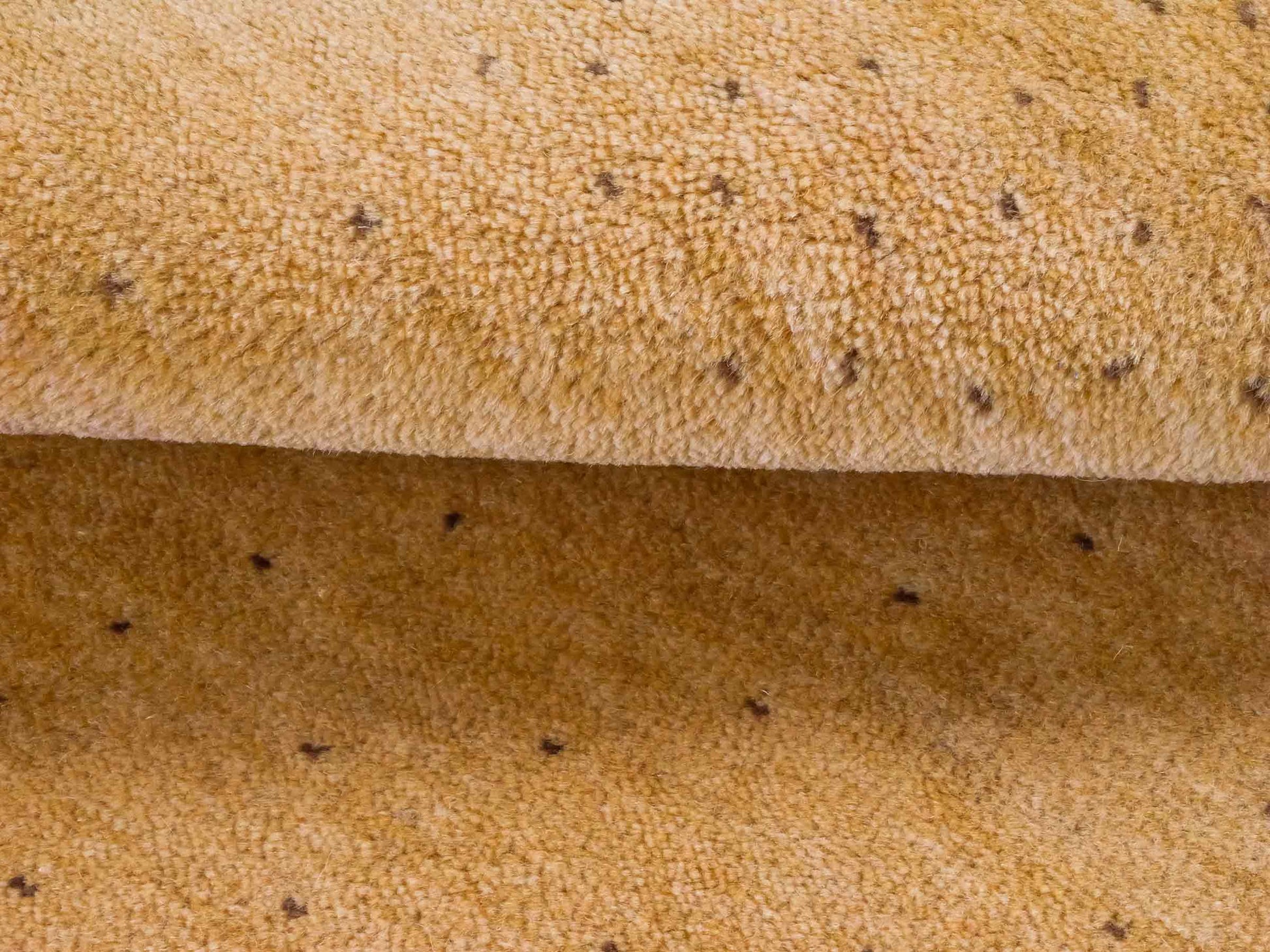 Handgeknüpfter Indo Loribaft Orientteppich von Khademi aus Wolle, gold. Geometrisches Nomaden-Design. Von Hand geknüpft in Indien. Größe: 90x57cm. Teppichnummer: KB4-1752. Verkauf durch Jupiter Intl.