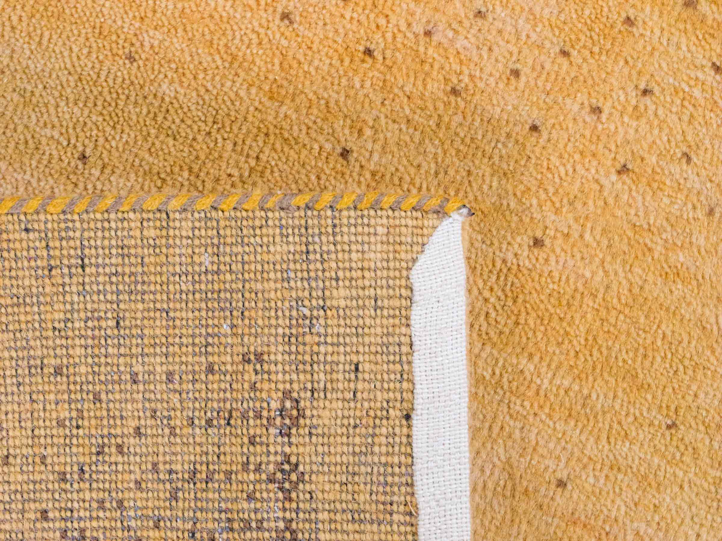 Handgeknüpfter Indo Loribaft Orientteppich von Khademi aus Wolle, gold. Geometrisches Nomaden-Design. Von Hand geknüpft in Indien. Größe: 90x58cm. Teppichnummer: KB4-1716. Verkauf durch Jupiter Intl.