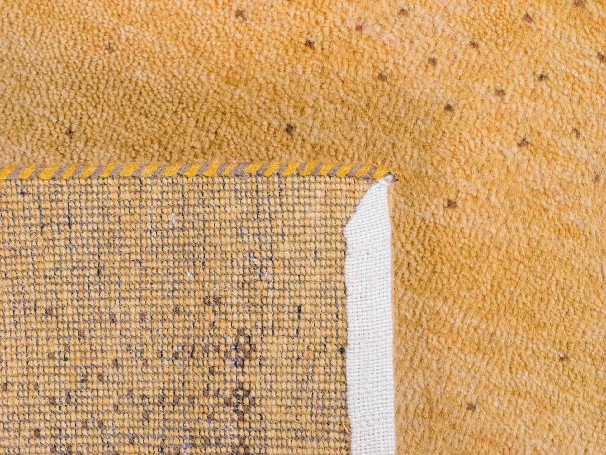 Handgeknüpfter Indo Loribaft Orientteppich von Khademi aus Wolle, gold. Geometrisches Nomaden-Design. Von Hand geknüpft in Indien. Größe: 90x58cm. Teppichnummer: KB4-1716. Verkauf durch Jupiter Intl.