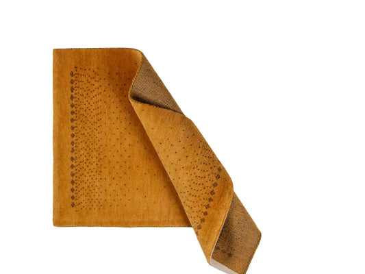 Handgeknüpfter Indo Loribaft Orientteppich von Khademi aus Wolle, gold. Geometrisches Nomaden-Design. Von Hand geknüpft in Indien. Größe: 90x58cm. Teppichnummer: KB4-1716. Verkauf durch Jupiter Intl.