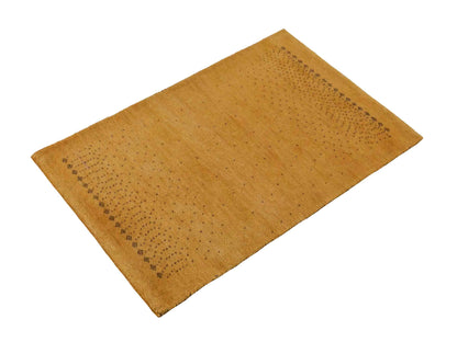 Handgeknüpfter Indo Loribaft Orientteppich von Khademi aus Wolle, gold. Geometrisches Nomaden-Design. Von Hand geknüpft in Indien. Größe: 90x58cm. Teppichnummer: KB4-1716. Verkauf durch Jupiter Intl.